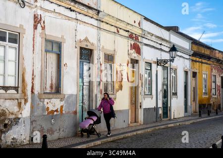 R. do Albergue in der Altstadt von Faro, wo die Verwüstung von Faro, Algarve Regiom, Portugal gezeigt wird. Stockfoto