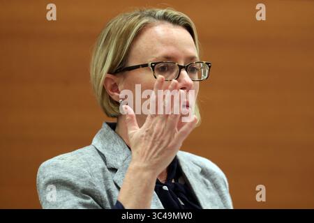 Juli 2018 - Ft. Lauderdale, FL, USA – die US-amerikanische Verteidigungsministerin Melisa McNeill stellt ihre Argumente während einer Anhörung vor dem Broward County Courthouse in Fort Lauderdale am Mittwoch, den 11. Juli 2018 vor, um festzustellen, ob ein Bericht über den Shooter der Marjorie Stoneman Douglas High School Nikolas Cruz veröffentlicht wird, der vom Broward County School District erstellt wurde. Amy Beth Bennett, Sun Sentinel (Bild: © Sun-Sentinel via ZUMA Wire) Stockfoto