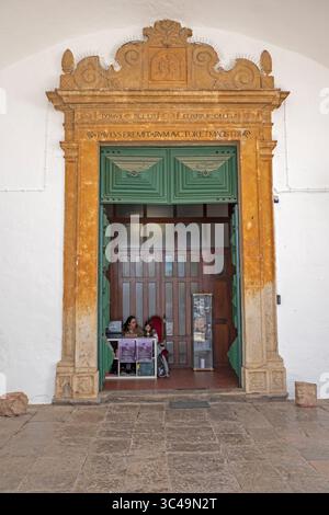 Kirchentür von Igreja de Nossa Senhora da Ajuda ou de São PauloTavira, Costa do Acantilado, Faro, Algarve Regiom, Portugal. Stockfoto