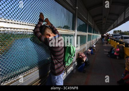 1. Juli 2018: Matamoros, Mexiko - LUIS MIGUEL MONTIMO, 32, ist ängstlich und ängstlich. Asylsuchende schlafen auf der Gateway International Bridge und warten darauf, von Mexiko aus in die USA zu überqueren. Ingrid Perdomo, 18, und ihr einjähriger Sohn Jose Luis kamen mit ihrem Gefährten Luis Miguel, 32, aus Honduras, wo sie die schwierige dreimonatige Reise unternahmen. Er sagte, er floh vor Angst und weinte viel vor Angst über seine Vergangenheit. Seine Ex-Frau fing an, mit einem Bandenmitglied auszugehen, und die Gang zündete sein Haus an und tötete seine beiden Kinder darin. Er floh in die Berge, um Sicherheit zu suchen, wo er Ingrid traf und sie ein weiteres Kind hatten. Wann Stockfoto