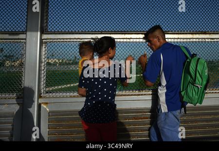 1. Juli 2018: Matamoros, Mexiko - Asylsuchende schlafen auf der B/M Gateway Bridge und warten darauf, von der mexikanischen Seite in die USA zu überqueren. LUIS MIGUEL MONTIMO, 32 Jahre alt, und seine Gefährtin INGRID PERDOMO, 18 Jahre alt, und ihr einjähriger Sohn JOSE LUIS warten auf der Brücke. Sie kommen aus Honduras, wo sie die schwierige 3-monatige Reise gemacht haben. Er sagte, er floh vor Angst und weinte viel vor Angst über seine Vergangenheit. Seine Ex-Frau fing an, mit einem Bandenmitglied auszugehen, und die Gang zündete sein Haus an und tötete seine beiden Kinder darin. Er floh in die Berge, um Sicherheit zu suchen, wo er Ingrid traf und sie ein weiteres Kind hatten. Als sie ankamen, sagten sie Stockfoto