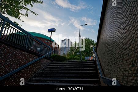 Steigen Sie aus der U-Bahn und der Stadtstraße im Stadtzentrum von Birmingham, England. Stockfoto