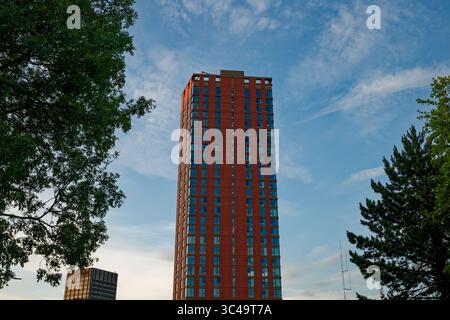 Ein moderner Wolkenkratzer durchzieht die abendliche Skyline des Stadtzentrums von Birmingham, England. Stockfoto