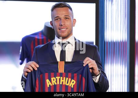 12. Juli 2018 - Barcelona, Katalonien, Spanien - 12. Juli 2018 - Camp Nou, Barcelona, Spanien - Präsentation von Arthur Melo als neuer Spieler des FC Barcelona in Barcelona. (Kreditbild: © Marc Dominguez via ZUMA Wire) Stockfoto