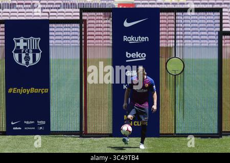 12. Juli 2018 - Barcelona, Katalonien, Spanien - 12. Juli 2018 - Camp Nou, Barcelona, Spanien - Präsentation von Arthur Melo als neuer Spieler des FC Barcelona in Barcelona. (Kreditbild: © Marc Dominguez via ZUMA Wire) Stockfoto
