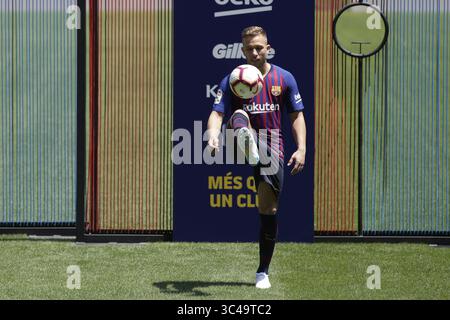 12. Juli 2018 - Barcelona, Katalonien, Spanien - 12. Juli 2018 - Camp Nou, Barcelona, Spanien - Präsentation von Arthur Melo als neuer Spieler des FC Barcelona in Barcelona. (Kreditbild: © Marc Dominguez via ZUMA Wire) Stockfoto