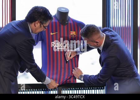 12. Juli 2018 - Barcelona, Katalonien, Spanien - 12. Juli 2018 - Camp Nou, Barcelona, Spanien - Präsentation von Arthur Melo als neuer Spieler des FC Barcelona in Barcelona. (Kreditbild: © Marc Dominguez via ZUMA Wire) Stockfoto