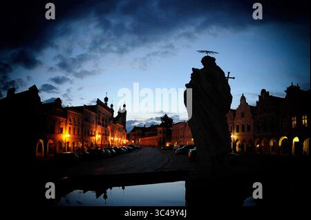 12. Juli 2018 - Telc, Tschechische Republik - Blick auf den Platz von Zacharias von Hradec bei Einbruch der Dunkelheit in der tschechischen UNESCO-Weltkulturerbestadt Telc in der Tschechischen Republik. Telc ist eine Stadt in Südmähren. Die Stadt wurde im 13. Jahrhundert als königliche Wasserfestung an der Kreuzung der geschäftigen Handelsrouten zwischen Böhmen, Mähren und Österreich gegründet. Seit 1992 gehört sie zum UNESCO-Weltkulturerbe. (Kreditbild: © Slavek Ruta via ZUMA Wire) Stockfoto