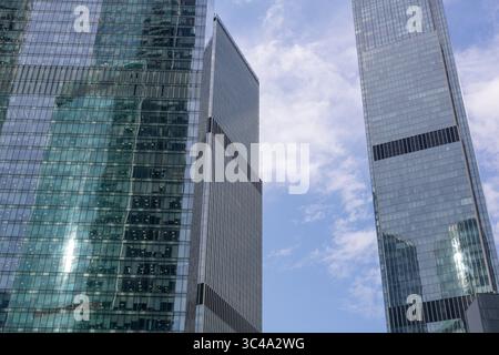 Flacher Blick auf die Glaswände der modernen Wolkenkratzer Stockfoto