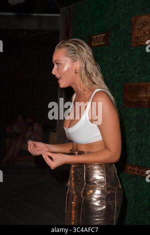 MIAMI, FL - 15. JULI: Camille Kostek besucht die Sports Illustrated Swimsuit Show 2018 im PARAISO während der Miami Swim Week im W Hotel South Beach am 15. Juli 2018 in Miami, Florida. Leute: Camille Kostek. (Kreditbild: © SMG via ZUMA Wire) Stockfoto