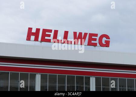 Hellweg Baumarkt, Logo des Eisenwarengeschäfts in Berlin, Deutschland Stockfoto
