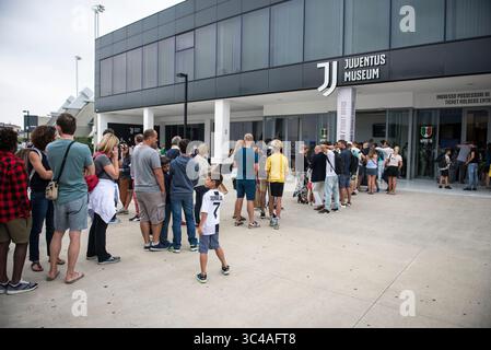 Juli 2018 - Turin, Piemont, Italien - Turin, Italien - 16. Juli 2018: Juventus-Fans vor dem J-Museum (Foto: © Stefano Guidi Via ZUMA Wire) Stockfoto
