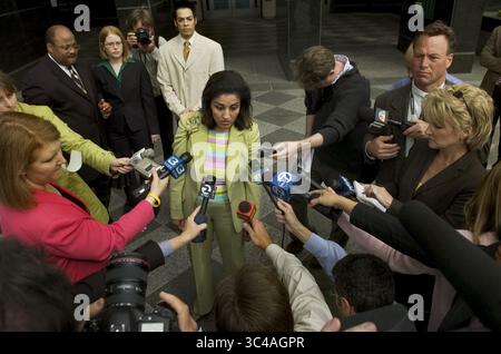 25. April 2006 - Sacramento, Kalifornien, USA - der Anwalt von Hamid Hayat, Wazhma Mojaddidi, wird von den Medien vor dem Bundesgericht interviewt, nachdem eine Bundesjury Hayat, 23, aus Lodi, wegen Terrorismus am Dienstag für schuldig befunden hat. Er wurde für schuldig befunden, weil er Terroristen materiell unterstützt hat, und in drei Fällen, weil er falsche Aussagen gegenüber dem FBI gemacht hat. (Bild: © Anne Chadwick Williams/Sacramento Bee Via ZUMA Wire) Stockfoto