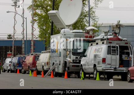 25. April 2006 - Sacramento, Kalifornien, USA - Eine Reihe von Nachrichten-Trucks parken gegenüber einer muslimischen Moschee. (Bild: © Randall Benton/Sacramento Bee Via ZUMA Wire) Stockfoto