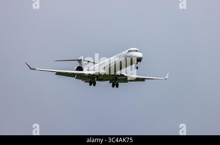 Zürich, Schweiz, 20. April 2025: Ein Mitsubishi CRJ-1000 von CityJet ist auf dem letzten Anflug zur Start- und Landebahn am Flughafen Zürich. Registrierung EI-Hib (und Stockfoto