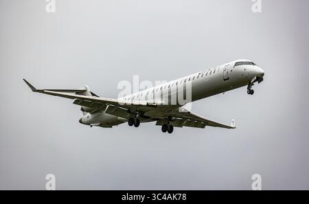 Zürich, Schweiz, 20. April 2025: Ein Mitsubishi CRJ-1000 von CityJet ist auf dem letzten Anflug zur Start- und Landebahn am Flughafen Zürich. Registrierung EI-Hib (Jon Stockfoto