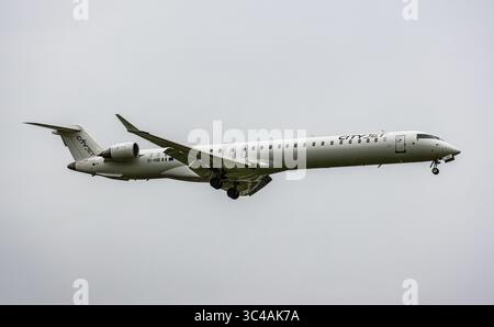 Zürich, Schweiz, 20. April 2025: Ein Mitsubishi CRJ-1000 von CityJet ist auf dem letzten Anflug zur Start- und Landebahn am Flughafen Zürich. Registrierung EI-Hib (Jon Stockfoto