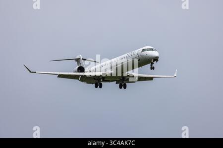 Zürich, Schweiz, 20. April 2025: Ein Mitsubishi CRJ-1000 von CityJet ist auf dem letzten Anflug zur Start- und Landebahn am Flughafen Zürich. Registrierung EI-Hib (und Stockfoto