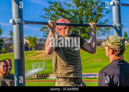10. Juli 2018: Fort Bragg, North Carolina, USA: Ein Fallschirmjäger, der dem 5. Geschwader, 73. Calvary-Regiment, 3. Brigade Combat Team, 82. Airborne Division, zugewiesen wurde, führt Pull-ups im Rahmen der 1. Sgt. Funk Deployment Readiness Übung am 10. Juli 2018 in Fort Bragg, North Carolina aus. Die 1. Sgt. Funk DRE testet die Einsatzbereitschaft durch Tests von Fallschirmjägern auf Streckenoperationen, körperliche Fitness, medizinische Fähigkeiten und andere Kommandoprogramme. (Bild: © US Army/DOD via ZUMA Wire/ZUMAPRESS.com) Stockfoto