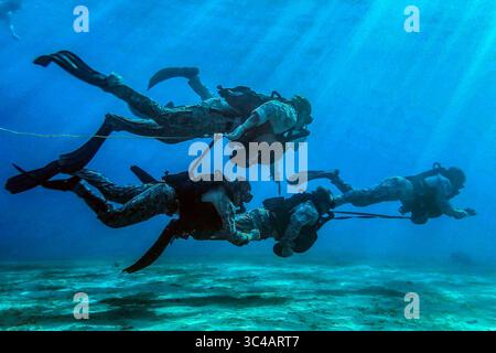 8. Juli 2018 – Jordanien – U.S. Marines mit der Maritime RAID Force (MRF), 26th Marine Expeditionary Unit (MEU), schwimmen während des Tauchtrainings in Aqaba, Jordanien, 8. Juli 2018. Iwo Jima wird in das Einsatzgebiet der 5. US-Flotte eingesetzt, um Marineoperationen zu unterstützen, um die Stabilität und Sicherheit des Seeverkehrs in der zentralen Region zu gewährleisten, indem das Mittelmeer und der Pazifik durch den westlichen Indischen Ozean und drei strategische Drosselpunkte miteinander verbunden werden. (Kreditbild: © US Marine Corps/DOD Via ZUMA Wire/ZUMAPRESS.com) Stockfoto