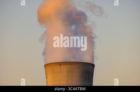 Leibstadt, Schweiz, 21. Juni 2025: In der untergehenden Abendsonne strömt Wasserdampf aus dem Kühlturm des Kernkraftwerks Leibstadt. (P Stockfoto