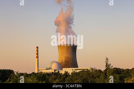 Leibstadt, Schweiz, 21. Juni 2025: Das Kernkraftwerk Leibstadt in der untergehenden Abendsonne. (Foto: Andreas Haas/dieBildmanufaktur) Stockfoto