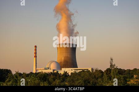 Leibstadt, Schweiz, 21. Juni 2025: Das Kernkraftwerk Leibstadt in der untergehenden Abendsonne. (Foto: Andreas Haas/dieBildmanufaktur) Stockfoto