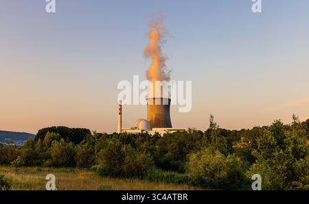 Leibstadt, Schweiz, 21. Juni 2025: Das Kernkraftwerk Leibstadt in der untergehenden Abendsonne. (Foto: Andreas Haas/dieBildmanufaktur) Stockfoto
