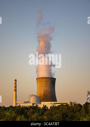 Leibstadt, Schweiz, 21. Juni 2025: Das Kernkraftwerk Leibstadt in der untergehenden Abendsonne. (Foto: Andreas Haas/dieBildmanufaktur) Stockfoto