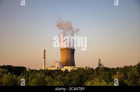 Leibstadt, Schweiz, 21. Juni 2025: Das Kernkraftwerk Leibstadt in der untergehenden Abendsonne. (Foto: Andreas Haas/dieBildmanufaktur) Stockfoto