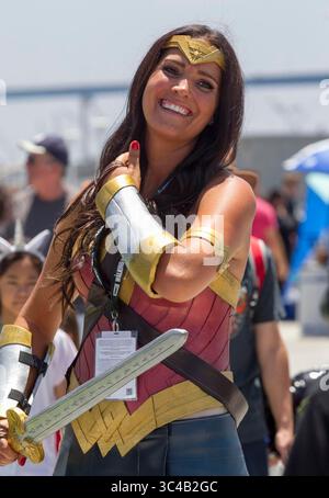10. Juli 2018 - San Diego, CA, USA - SAN DIEGO, CA.-19. Juli 2018,- Marisa Johnson, aus San Diego, als ''Wonder Woman'' am 1. Tag der Comic-Con 2018 in San Diego, CA. PHOTO/JOHN GIBBINS Mitarbeiter Fotografin, San Diego Union-Tribune. â 2018 (Kreditbild: © John Gibbins/San Diego Union-Tribune Via ZUMA Wire) Stockfoto