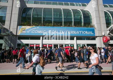 10. Juli 2018 - San Diego, CA, USA - SAN DIEGO, CA.-19. Juli 2018,- das Convention Center trägt Comic-Con-Schilder, am 1. Tag der Comic-Con 2018 in San Diego, CA. FOTO/JOHN GIBBINS-Mitarbeiter Fotograf, San Diego Union-Tribune. â 2018 (Kreditbild: © John Gibbins/San Diego Union-Tribune Via ZUMA Wire) Stockfoto
