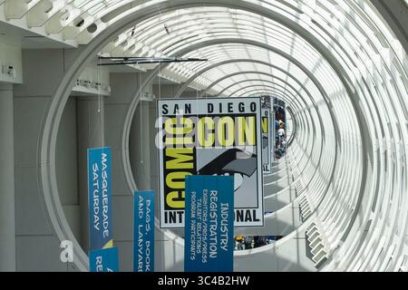 10. Juli 2018 - San Diego, CA, USA - SAN DIEGO, CA.-19. Juli 2018,- das Convention Center trägt Comic-Con-Schilder, am 1. Tag der Comic-Con 2018 in San Diego, CA. FOTO/JOHN GIBBINS-Mitarbeiter Fotograf, San Diego Union-Tribune. â 2018 (Kreditbild: © John Gibbins/San Diego Union-Tribune Via ZUMA Wire) Stockfoto