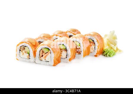 Frisch zubereitete philadelphia-Uamaki-Sushi-Brötchen mit Lachs, Frischkäse, Avocado, Gurke, und ein Tropfen Soße, serviert mit Wasabi und p Stockfoto