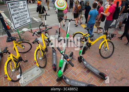 10. Juli 2018 - San Diego, CA, USA - SAN DIEGO, CA.-20. Juli 2018,- Dockless-Roller und Fahrräder sind während der Comic-Con 2018 in San Diego, CA. Zu einem Flammpunkt um das Kongresszentrum geworden. FOTO/JOHN GIBBINS-Mitarbeiter Fotograf, San Diego Union-Tribune. â 2018 (Kreditbild: © John Gibbins/San Diego Union-Tribune Via ZUMA Wire) Stockfoto