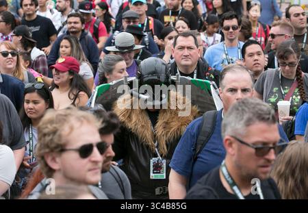 10. Juli 2018 – San Diego, CA, USA – SAN DIEGO, CA.-20. Juli 2018,- Bryan Mero, aus San Francisco, wurde am 2. Tag der Comic-Con 2018 in San Diego, CA. FOTO/JOHN GIBBINS-Mitarbeiter Fotograf, San Diego Union-Tribune, als „der Geier“ von Spiderman Homecoming gekleidet. â 2018 (Kreditbild: © John Gibbins/San Diego Union-Tribune Via ZUMA Wire) Stockfoto