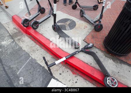 10. Juli 2018 - San Diego, CA, USA - SAN DIEGO, CA.-20. Juli 2018,- Dockless-Roller und Fahrräder sind während der Comic-Con 2018 in San Diego, CA. Zu einem Flammpunkt um das Kongresszentrum geworden. FOTO/JOHN GIBBINS-Mitarbeiter Fotograf, San Diego Union-Tribune. â 2018 (Kreditbild: © John Gibbins/San Diego Union-Tribune Via ZUMA Wire) Stockfoto