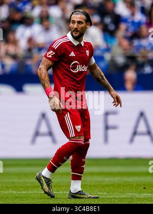 GELSENKIRCHEN, DEUTSCHLAND - 26. JULI: Nemanja Gudelj vom Sevilla FC sieht beim Freundschaftsspiel zwischen dem FC Schalke 04 und dem FC Sevilla in der Arena AufSchalke am 26. Juli 2025 in Gelsenkirchen an. (Foto: Rene Nijhuis) Stockfoto