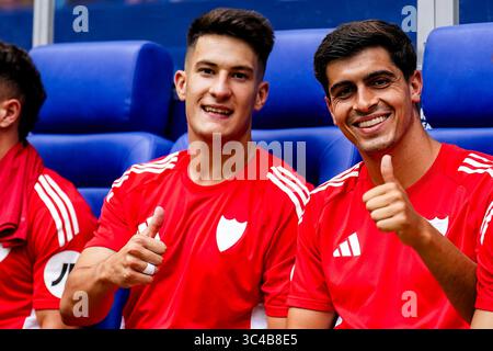 GELSENKIRCHEN, DEUTSCHLAND - 26. JULI: Andres Castrin vom Sevilla FC und Juan Luis Juanlu vom Sevilla FC während des Freundschaftsspiels zwischen dem FC Schalke 04 und dem FC Sevilla in der Arena AufSchalke am 26. Juli 2025 in Gelsenkirchen. (Foto: Rene Nijhuis) Stockfoto