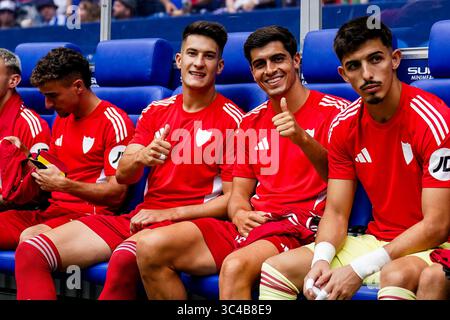 GELSENKIRCHEN, DEUTSCHLAND - 26. JULI: Andres Castrin vom Sevilla FC und Juan Luis Juanlu vom Sevilla FC während des Freundschaftsspiels zwischen dem FC Schalke 04 und dem FC Sevilla in der Arena AufSchalke am 26. Juli 2025 in Gelsenkirchen. (Foto: Rene Nijhuis) Stockfoto