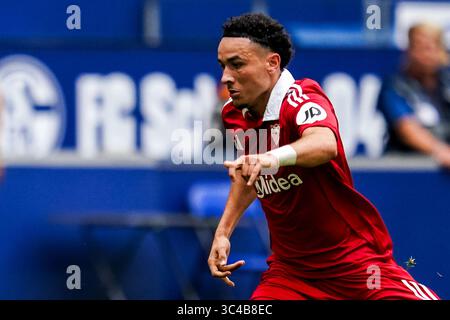 GELSENKIRCHEN, DEUTSCHLAND - 26. JULI: Ruben Vargas vom Sevilla FC sieht beim Freundschaftsspiel zwischen dem FC Schalke 04 und dem FC Sevilla in der Arena AufSchalke am 26. Juli 2025 in Gelsenkirchen an. (Foto: Rene Nijhuis) Stockfoto