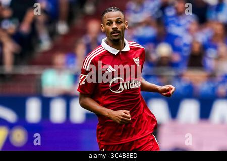 GELSENKIRCHEN, DEUTSCHLAND - 26. JULI: Djibril Sau von Sevilla FC sieht beim Freundschaftsspiel zwischen dem FC Schalke 04 und dem FC Sevilla in der Arena AufSchalke am 26. Juli 2025 in Gelsenkirchen an. (Foto: Rene Nijhuis) Stockfoto