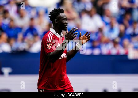 GELSENKIRCHEN, DEUTSCHLAND - 26. JULI: Akor Adams vom Sevilla FC reagiert während des Freundschaftsspiels zwischen dem FC Schalke 04 und dem FC Sevilla am 26. Juli 2025 in der Arena AufSchalke in Gelsenkirchen. (Foto: Rene Nijhuis) Stockfoto