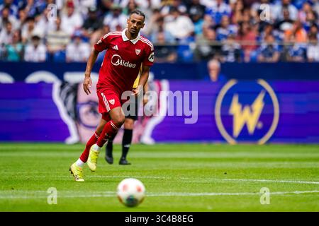 GELSENKIRCHEN, DEUTSCHLAND - 26. JULI: Djibril Sau von Sevilla FC sieht beim Freundschaftsspiel zwischen dem FC Schalke 04 und dem FC Sevilla in der Arena AufSchalke am 26. Juli 2025 in Gelsenkirchen an. (Foto: Rene Nijhuis) Stockfoto