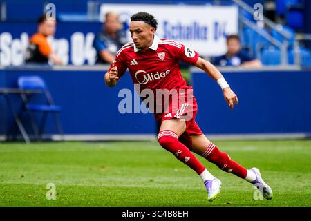 GELSENKIRCHEN, DEUTSCHLAND - 26. JULI: Ruben Vargas vom Sevilla FC sieht beim Freundschaftsspiel zwischen dem FC Schalke 04 und dem FC Sevilla in der Arena AufSchalke am 26. Juli 2025 in Gelsenkirchen an. (Foto: Rene Nijhuis) Stockfoto
