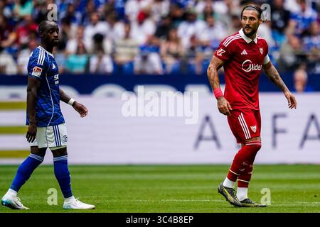 GELSENKIRCHEN, DEUTSCHLAND - 26. JULI: Nemanja Gudelj vom Sevilla FC sieht beim Freundschaftsspiel zwischen dem FC Schalke 04 und dem FC Sevilla in der Arena AufSchalke am 26. Juli 2025 in Gelsenkirchen an. (Foto: Rene Nijhuis) Stockfoto