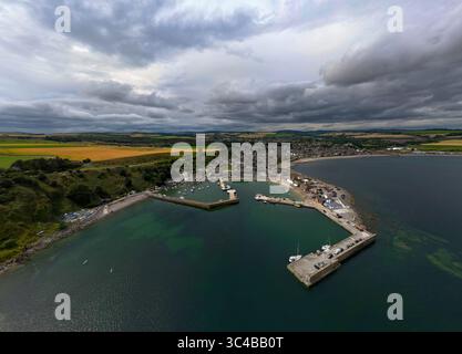 Ein hoher Blick auf die kleine Stadt Stonehaven in Aberdeenshire, Großbritannien Stockfoto