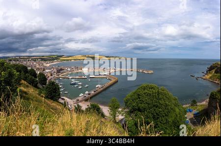 Ein hoher Blick auf die kleine Stadt Stonehaven in Aberdeenshire, Großbritannien Stockfoto