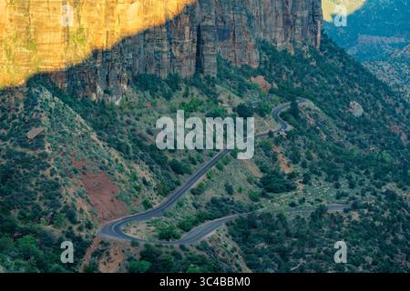 Zions gewundene Straße schlängelt sich durch bergiges Gelände im Zion National Park, Utah. Der Park zieht Besucher mit seiner Geologie und vielfältigen Pflanzen und Ali an Stockfoto