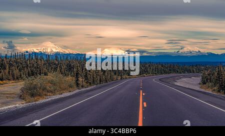Der Alaska Highway bietet malerische Ausblicke auf Mount Hayes und Mount Deborah im Denali National Park und Preserve. Stockfoto